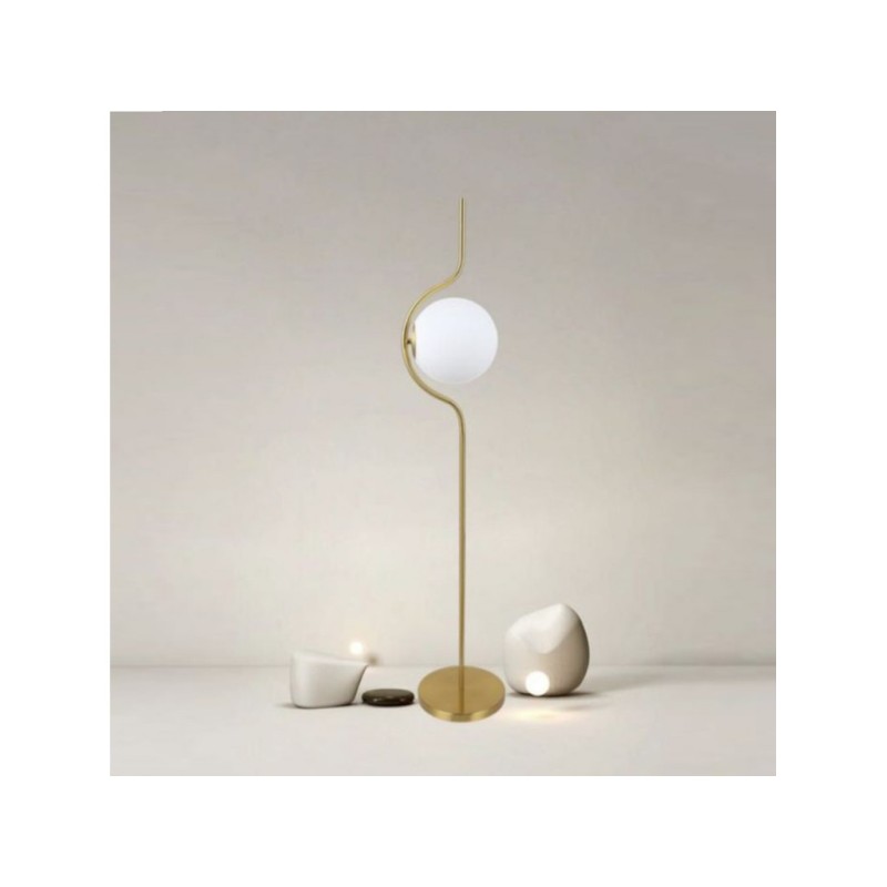 Lampada da terra Oro con sfera in vetro bianco...