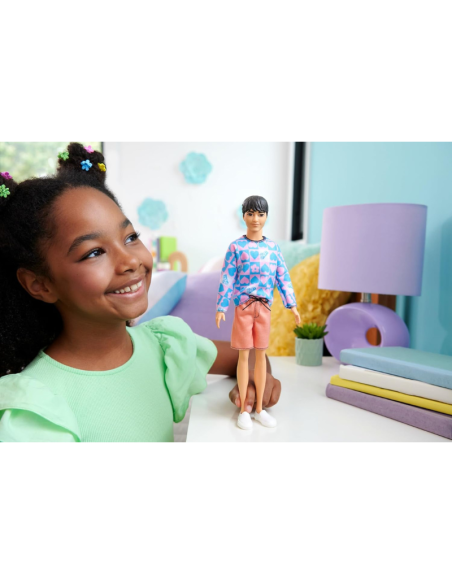 Barbie Fashionistas – Bambola Maschile con Maglia Cuori RosaAzzurro e Shorts Arancio