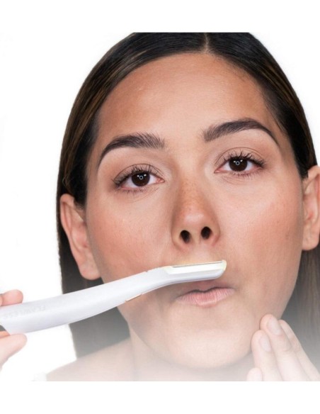 Rasoio con pettine a due misure per peli e ciglia